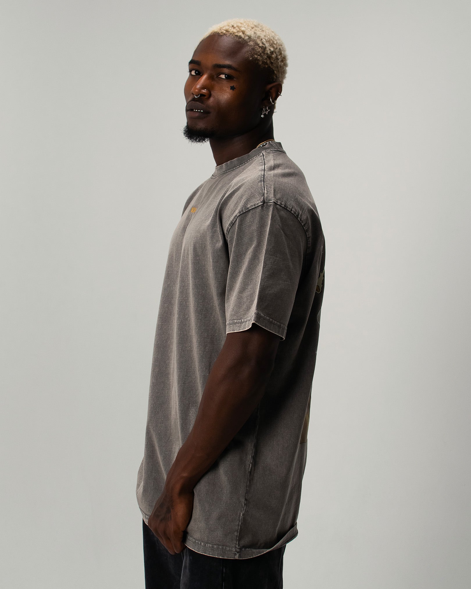 ASTROKNEE 2.0 OVERSIZED TEE ASPHALT