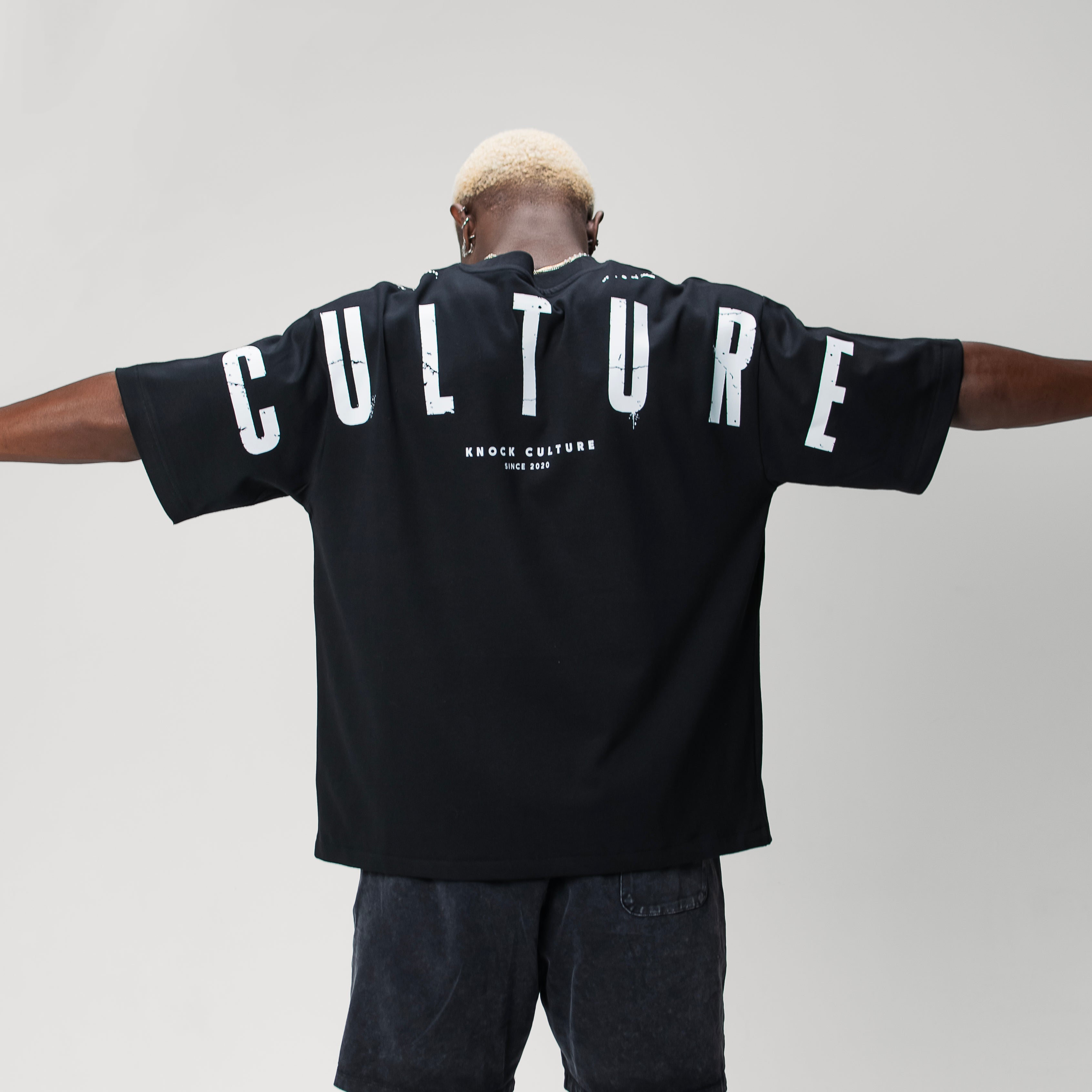 r*n様 runrun CULTURE“ TVIRTO AUDINIO MARŠKINĖLIAI – KNOCK