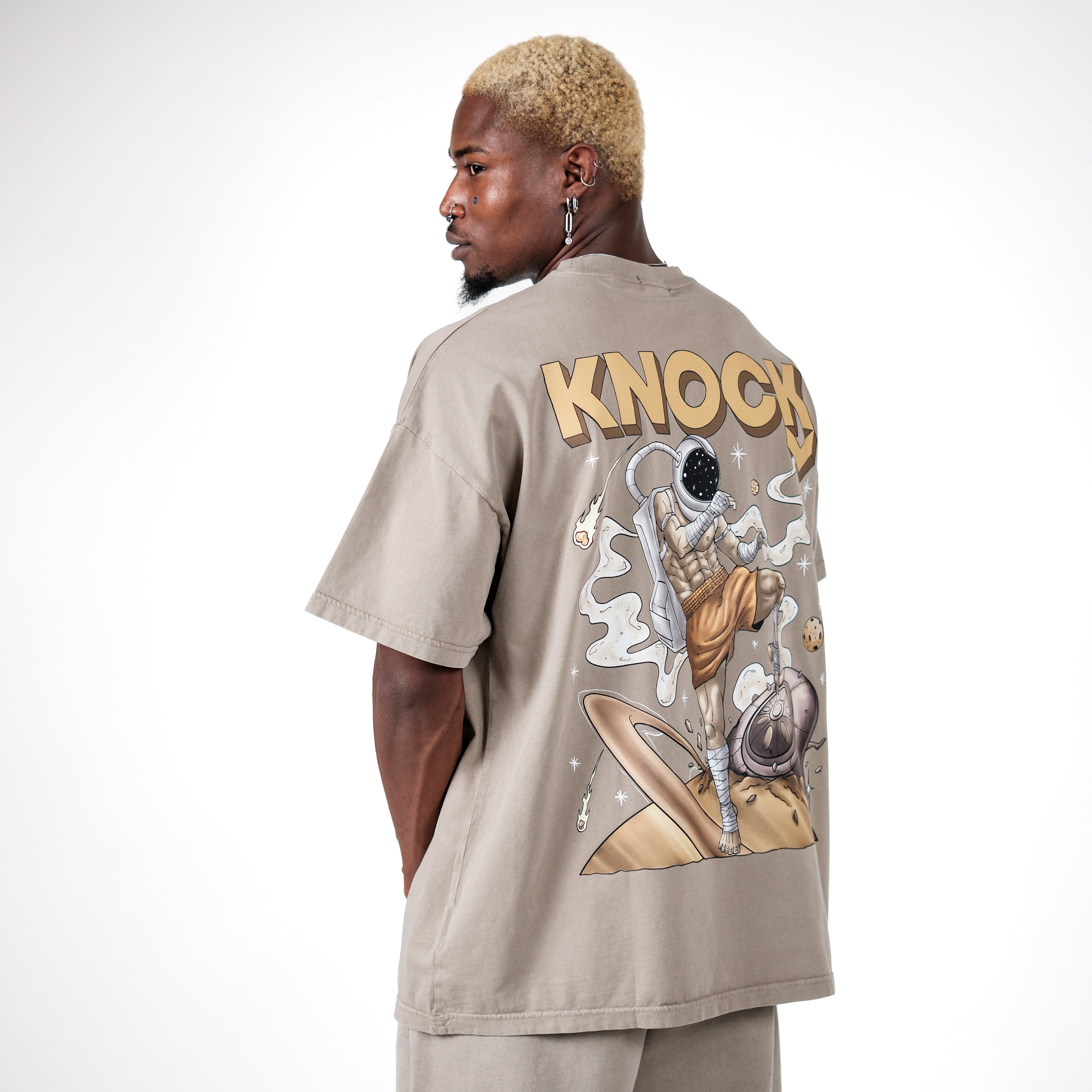 ASTROKNEE 2.0 OVERSIZED TEE DUNE