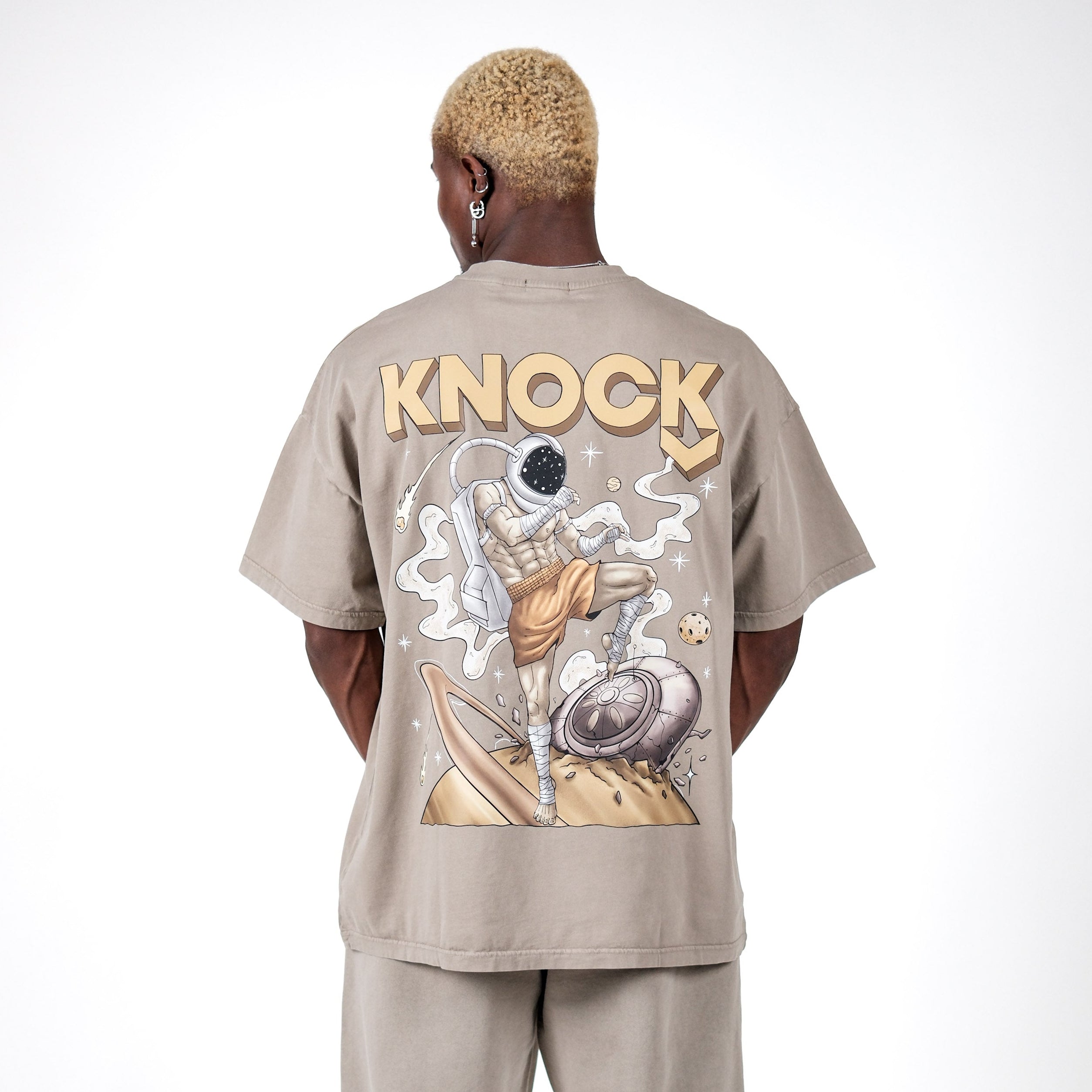 ASTROKNEE 2.0 OVERSIZED TEE DUNE