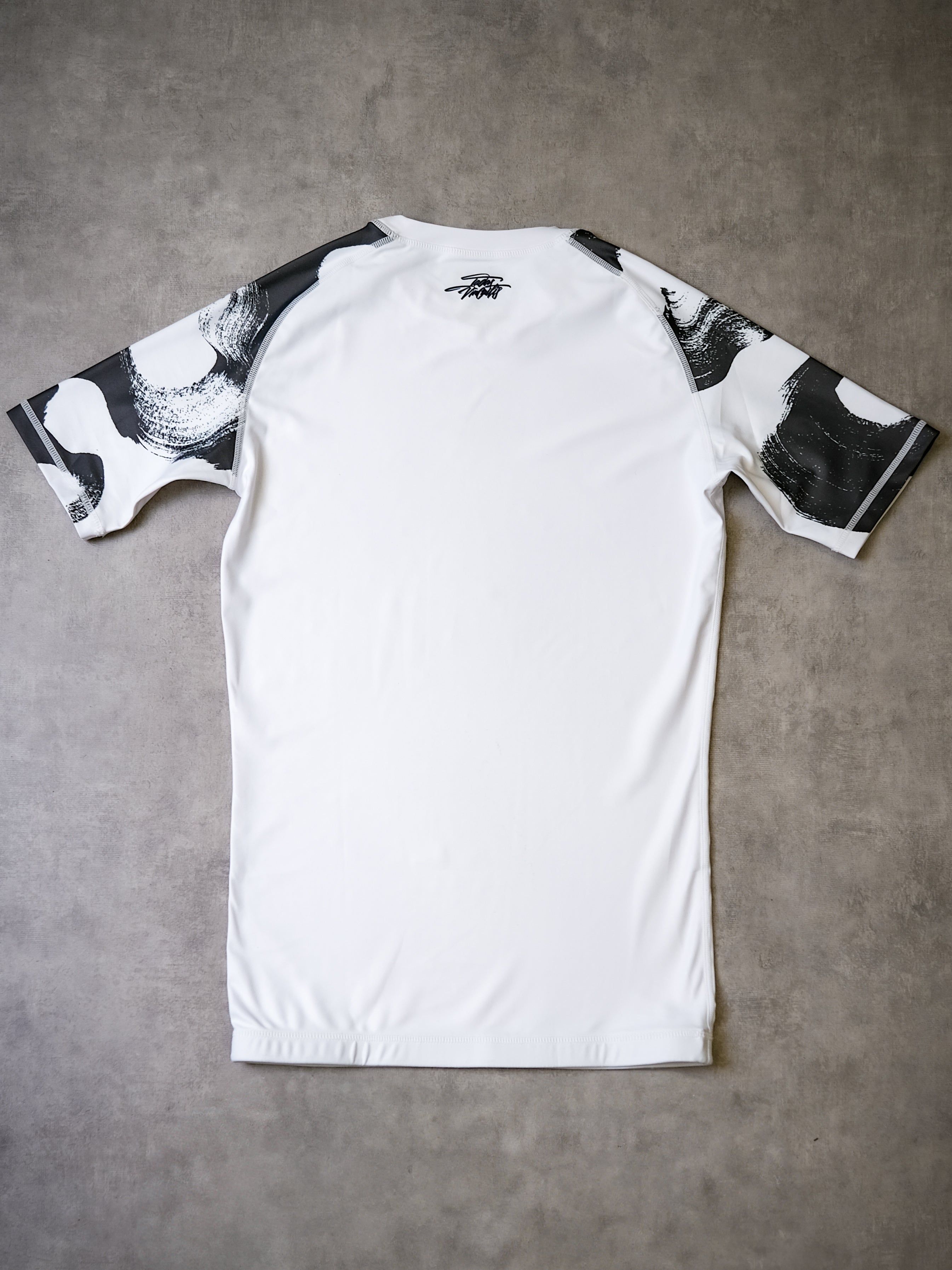 V. T. RASHGUARD WHITE